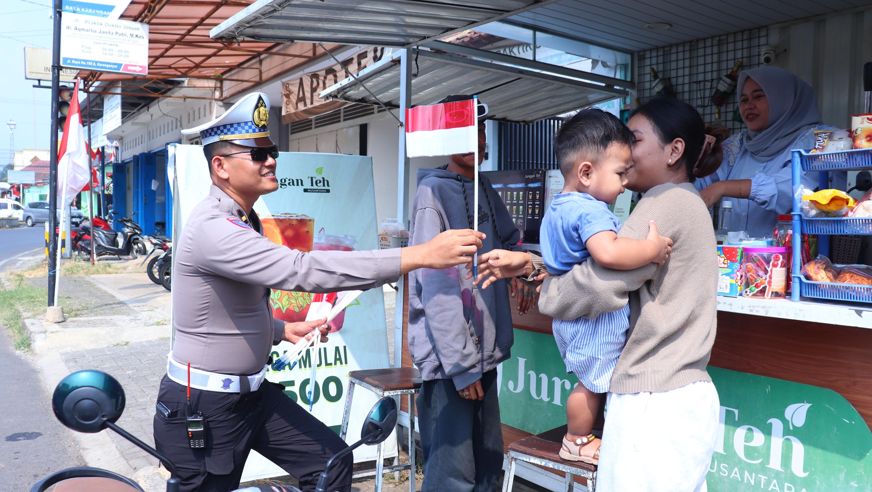 Polres Pekalongan Bagikan 4.150 Bendera Merah Putih, Semarakkan HUT RI ke-81