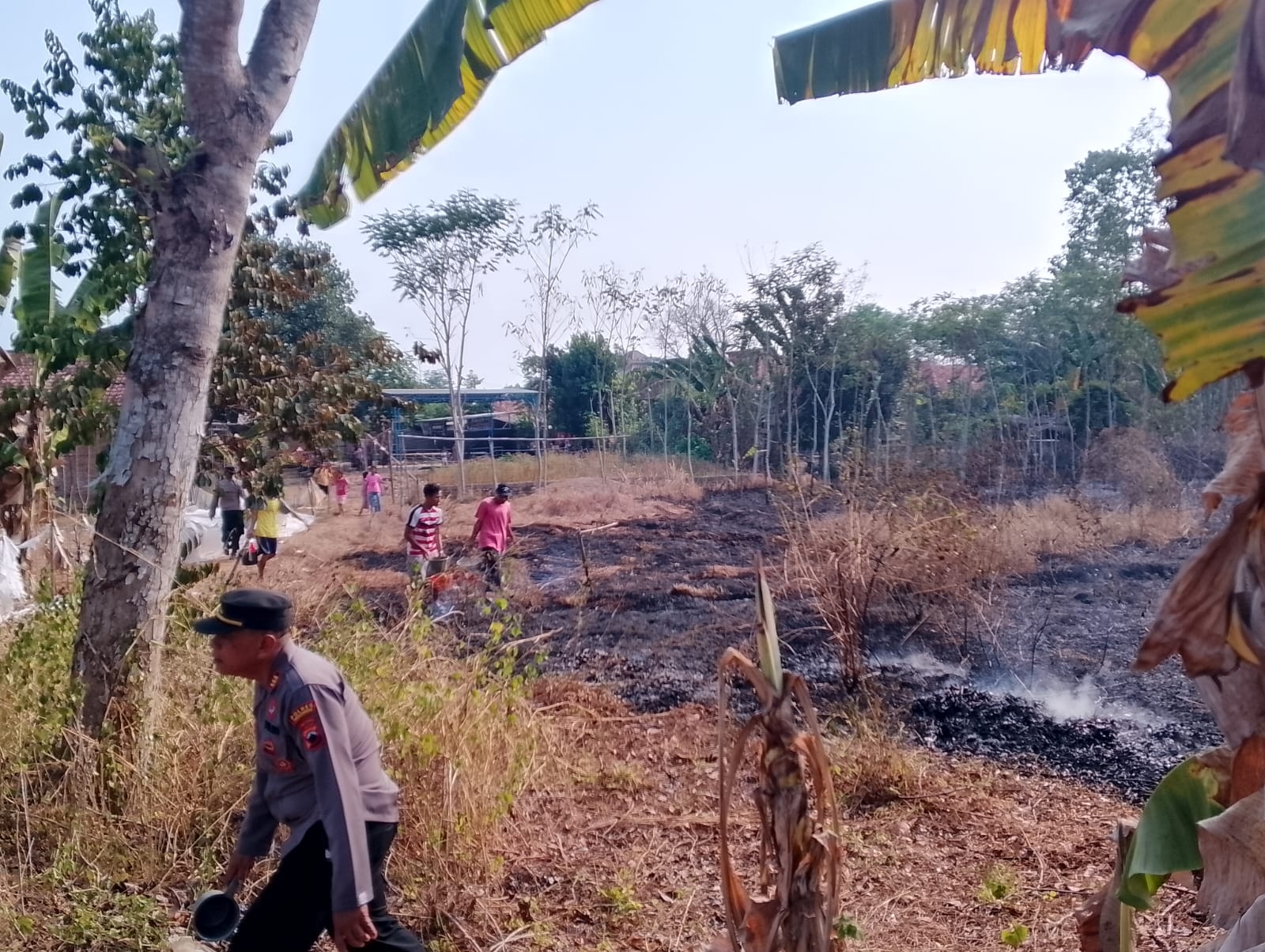 Kebun Terbakar di Kalilembu Karangdadap, Polisi Bersama Warga Sigap Padamkan Api
