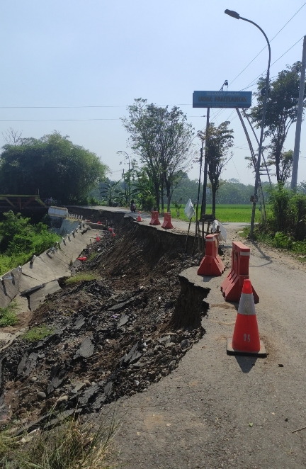 Jalan Penghubung Pantianom–Kalijambe Ambrol Parah, Warga Harapkan Segera Ada Perbaikan